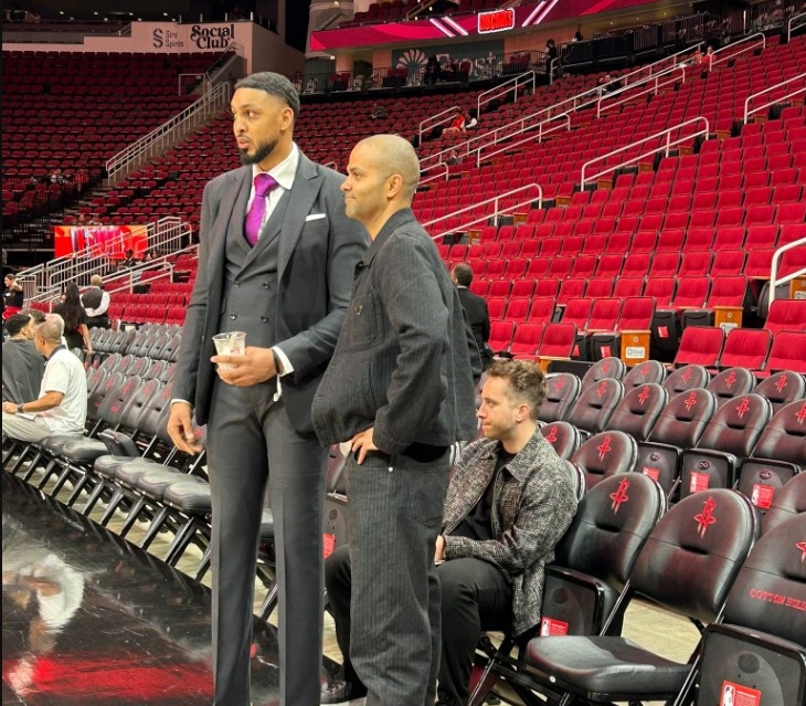 為球隊打氣！馬刺名宿帕克今天來到了豐田中心觀戰(zhàn)馬刺VS火箭