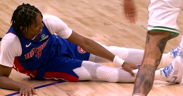 愿無大礙！奧薩爾進攻中無對抗抽筋倒地 隨后自己走回板凳席