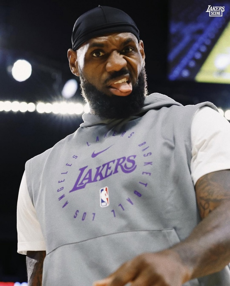 沖擊50000分！湖人官方曬詹姆斯賽前熱身照 飛身扣籃+俏皮做鬼臉