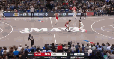 神奇一擊！克里斯蒂過半場 助攻?？怂_姆超遠打板三分壓哨命中！