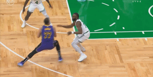 技巧大師！東契奇后撤步壓24秒造杰倫-布朗犯規(guī) 笑納兩罰且全中