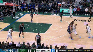 手感完全開了！利拉德接連后撤步高難度三分命中打停魔術(shù)！