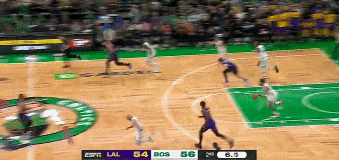 強(qiáng)硬！塔圖姆轉(zhuǎn)換進(jìn)攻中 變向突破高高躍起雙手暴扣 完成壓哨得分