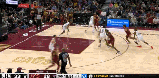 行云流水！斯特魯斯突破高拋 莫布里跟進(jìn)起飛雙手將球砸進(jìn)籃筐