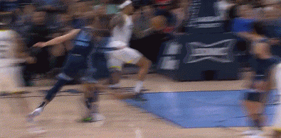 幸無大礙！約翰-科林斯突破時踩到對手出現(xiàn)崴腳 緩了緩罰中兩球