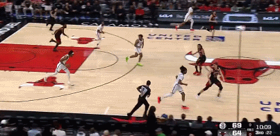 閑庭信步！克拉克斯頓補(bǔ)扣得手后歐洲步反擊也有 連得4分打停公牛