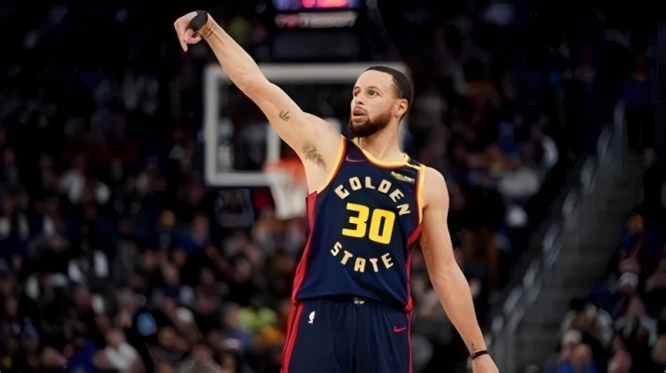 庫里，37歲，4000三分記錄之夜·雄鹿巨陣壓湖人