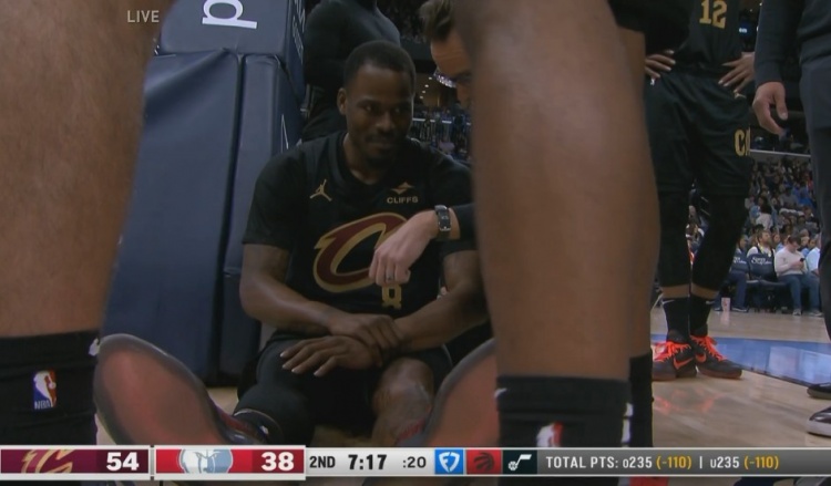 1級惡意犯規(guī)！JJJ空中推翻J-格林 后者落地頭還砸到了籃架上