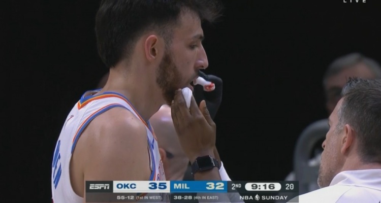 太積極了！霍姆格倫追防庫茲馬 撞到后者頭部嘴出血