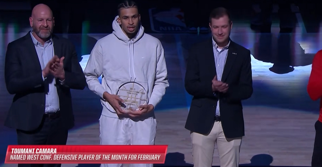 實(shí)至名歸！NBA官方為卡馬拉現(xiàn)場頒發(fā)2月西部最佳防守球員獎項(xiàng)