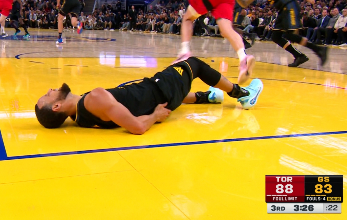 現(xiàn)階段是否考慮讓庫里休息1晚？科爾：那由隊(duì)醫(yī)定 也會(huì)和庫里商量