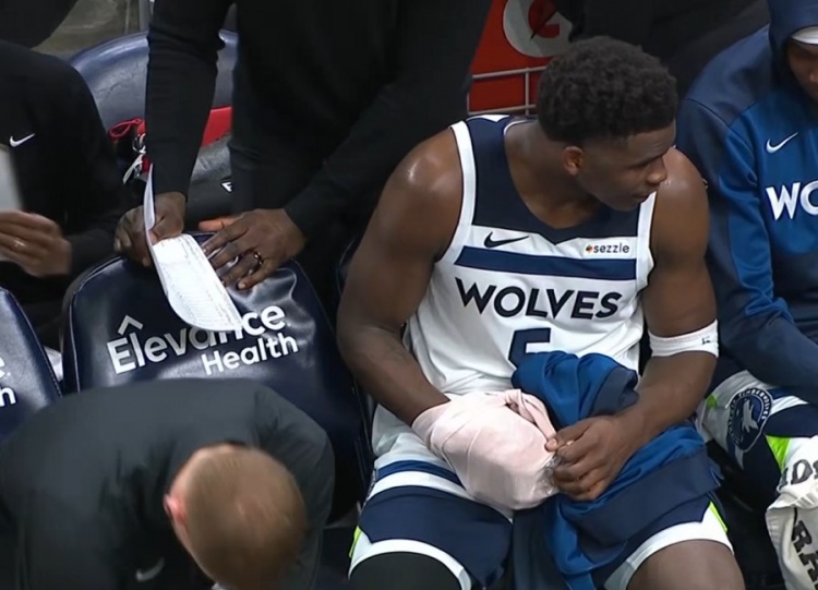 受傷病影響！愛(ài)德華茲19投7中&三分11中1 得到17分2板4助1斷