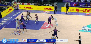 手起刀落！威爾斯接球迎著防守命中漂移壓哨三分