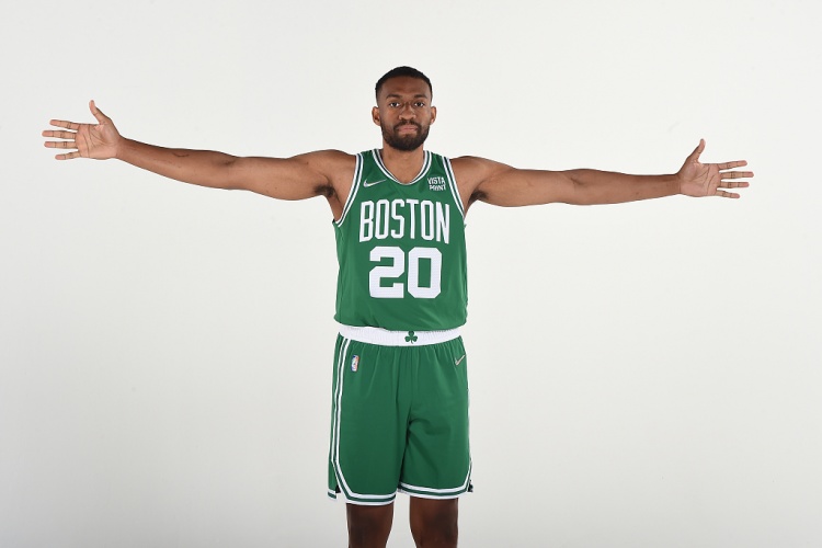 前榜眼帕克：人們說我是悲劇 哪里悲?。课?guī)е彝ッ撾x了貧民區(qū)