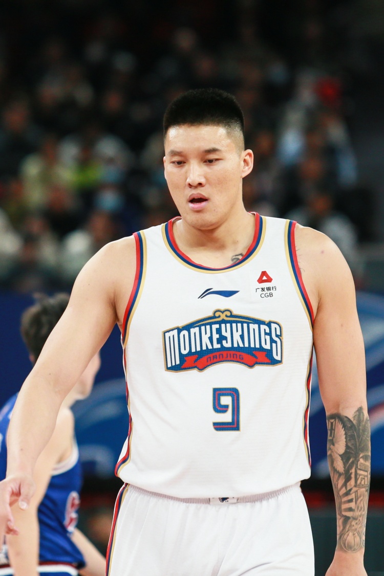 戰(zhàn)舊主！曾繁日上半場7中3得到6分5板 罰球拉跨4中0