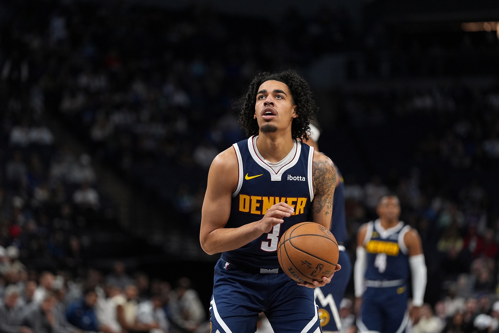 場均9.4分！掘金官方：斯特勞瑟左膝扭傷 將在四周后再次評估