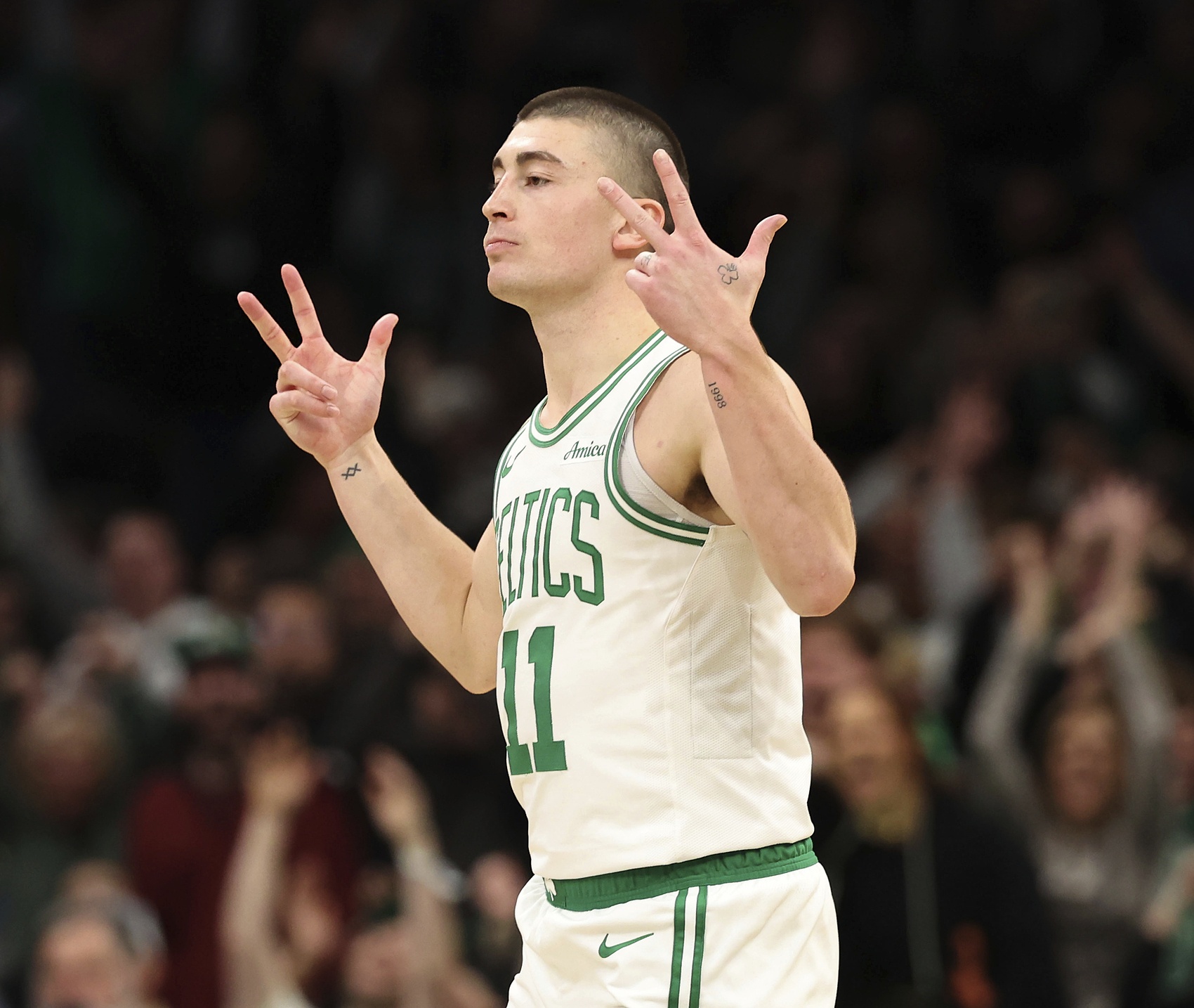 板凳匪首！普理查德轟進(jìn)4記三分 包攬?zhí)嫜a(bǔ)席全部12分