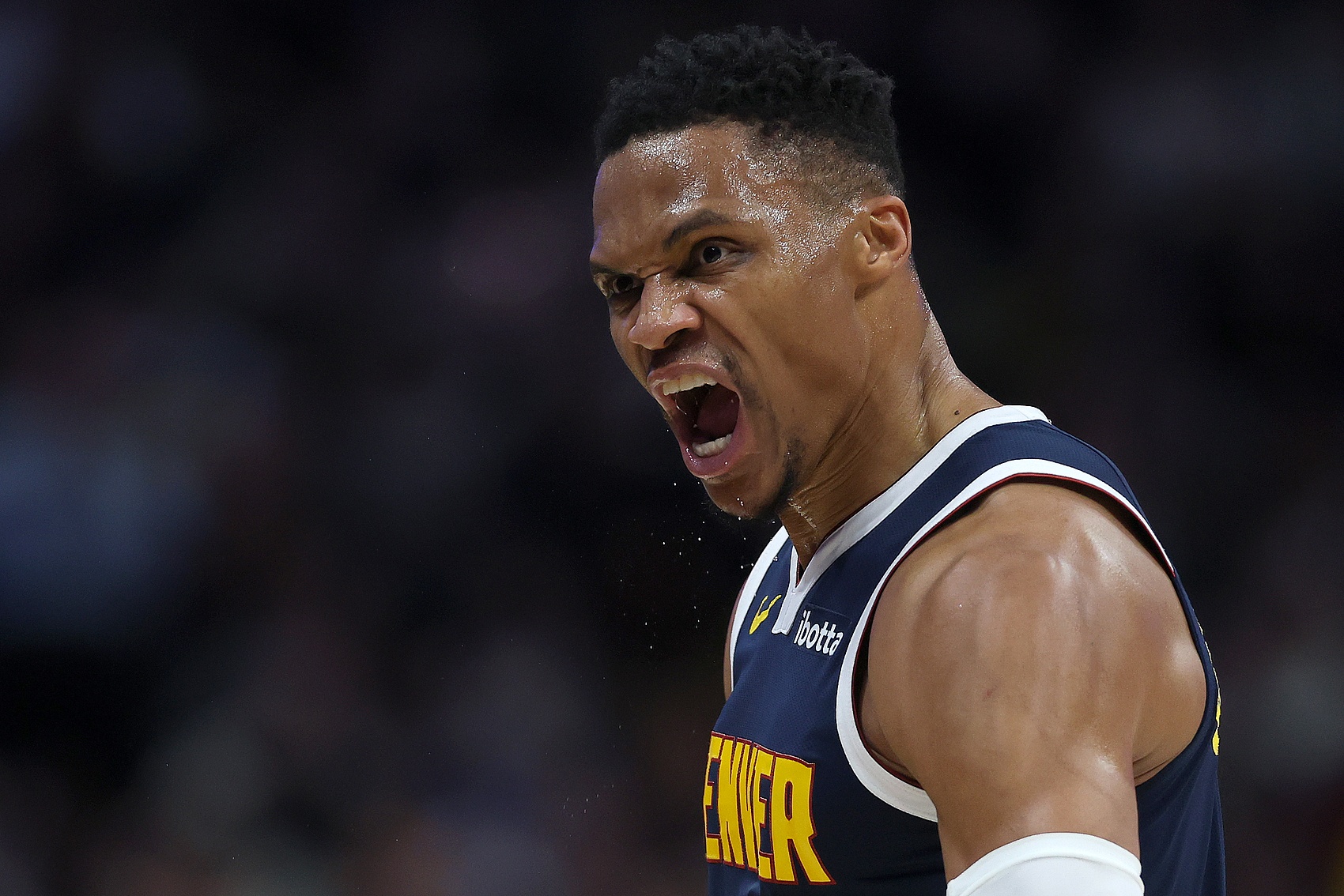 充滿激情！威少戰(zhàn)舊主半場11投3中得到9分6助2斷3失誤 正負(fù)值-7