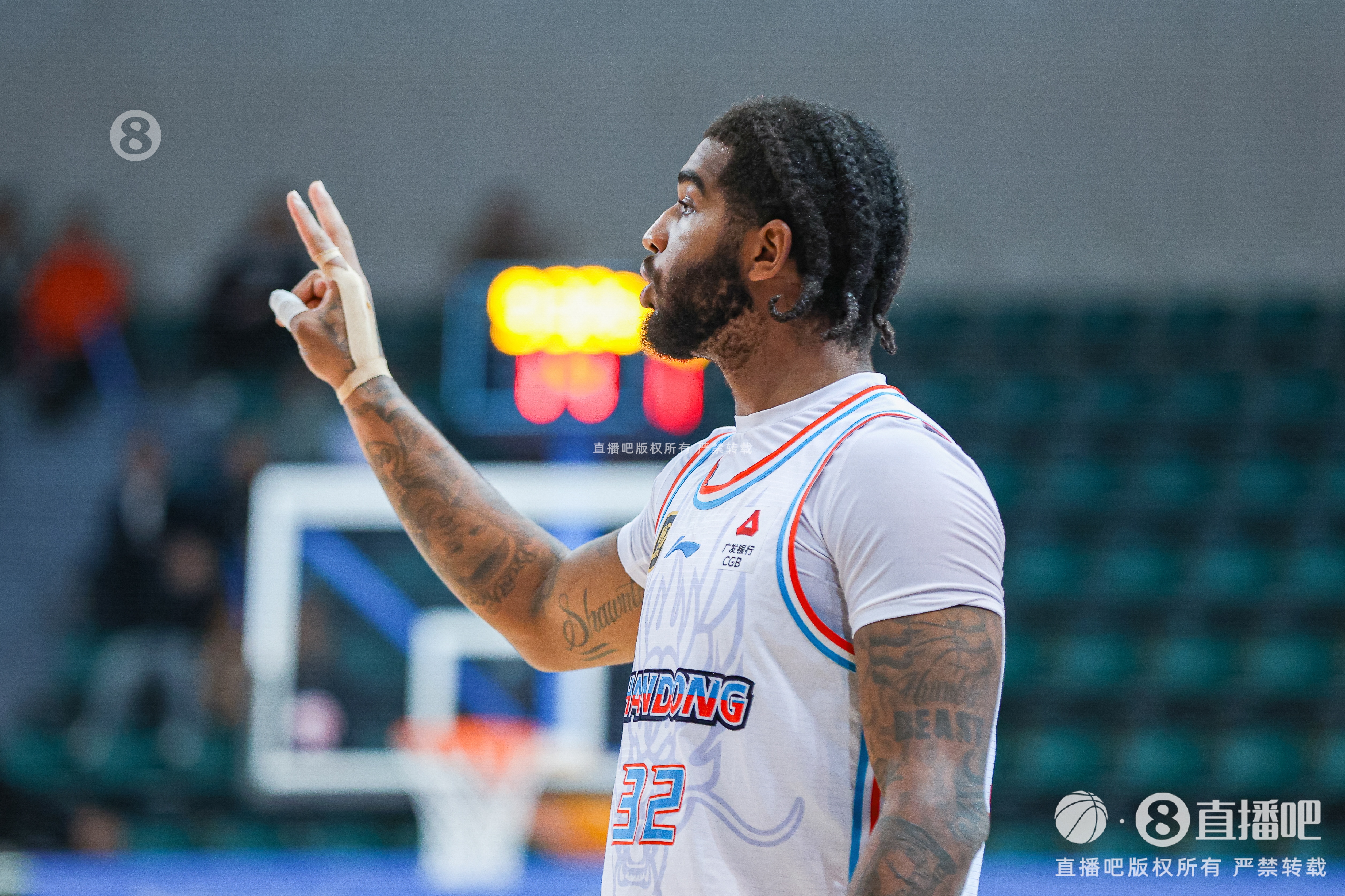 內(nèi)線殺器！克里斯半場(chǎng)11中6砍下16分5板 罰球4中4