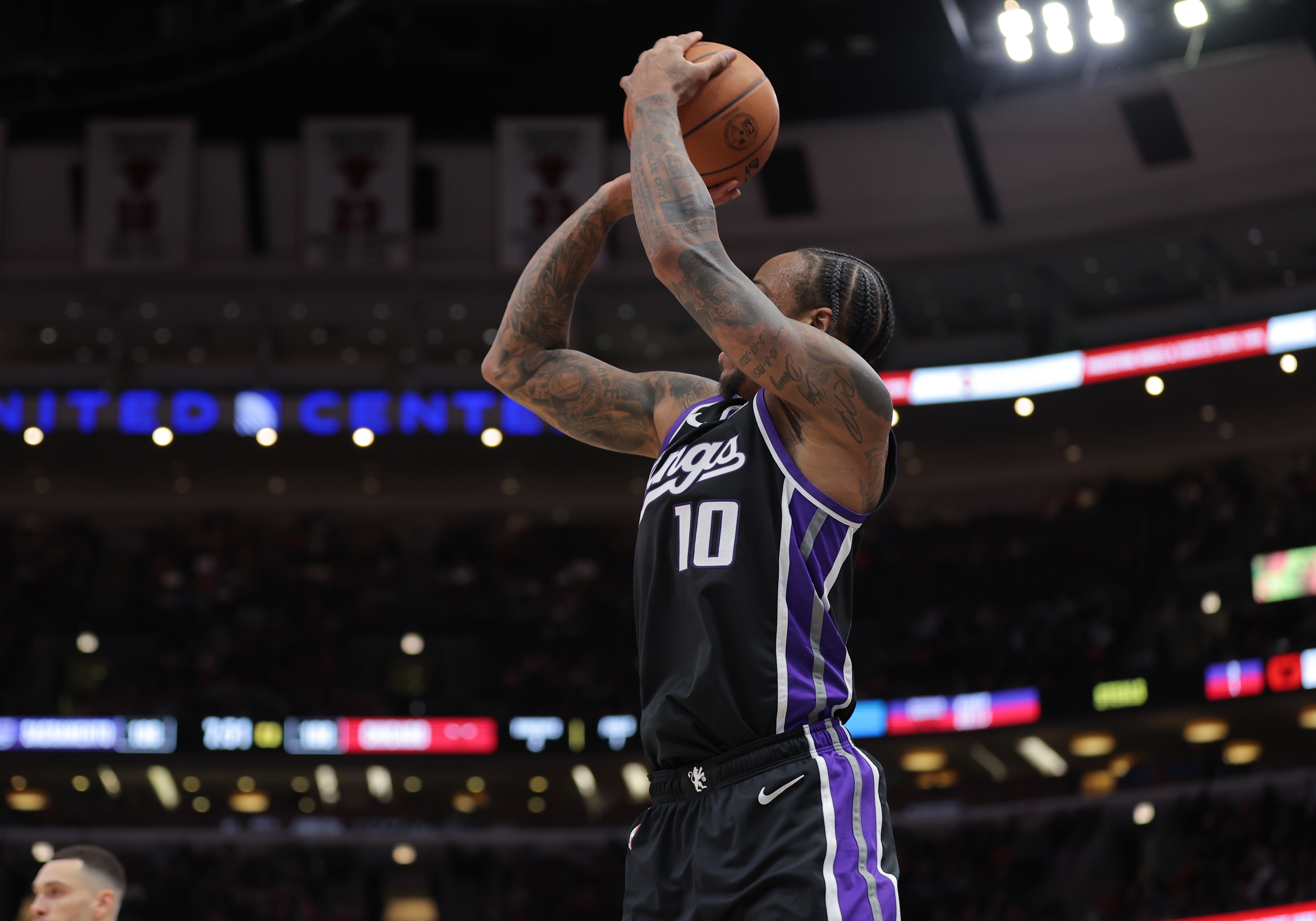 狀態(tài)在線！德羅贊14中8貢獻19分6板8助 拉文18中9攻下22分8板