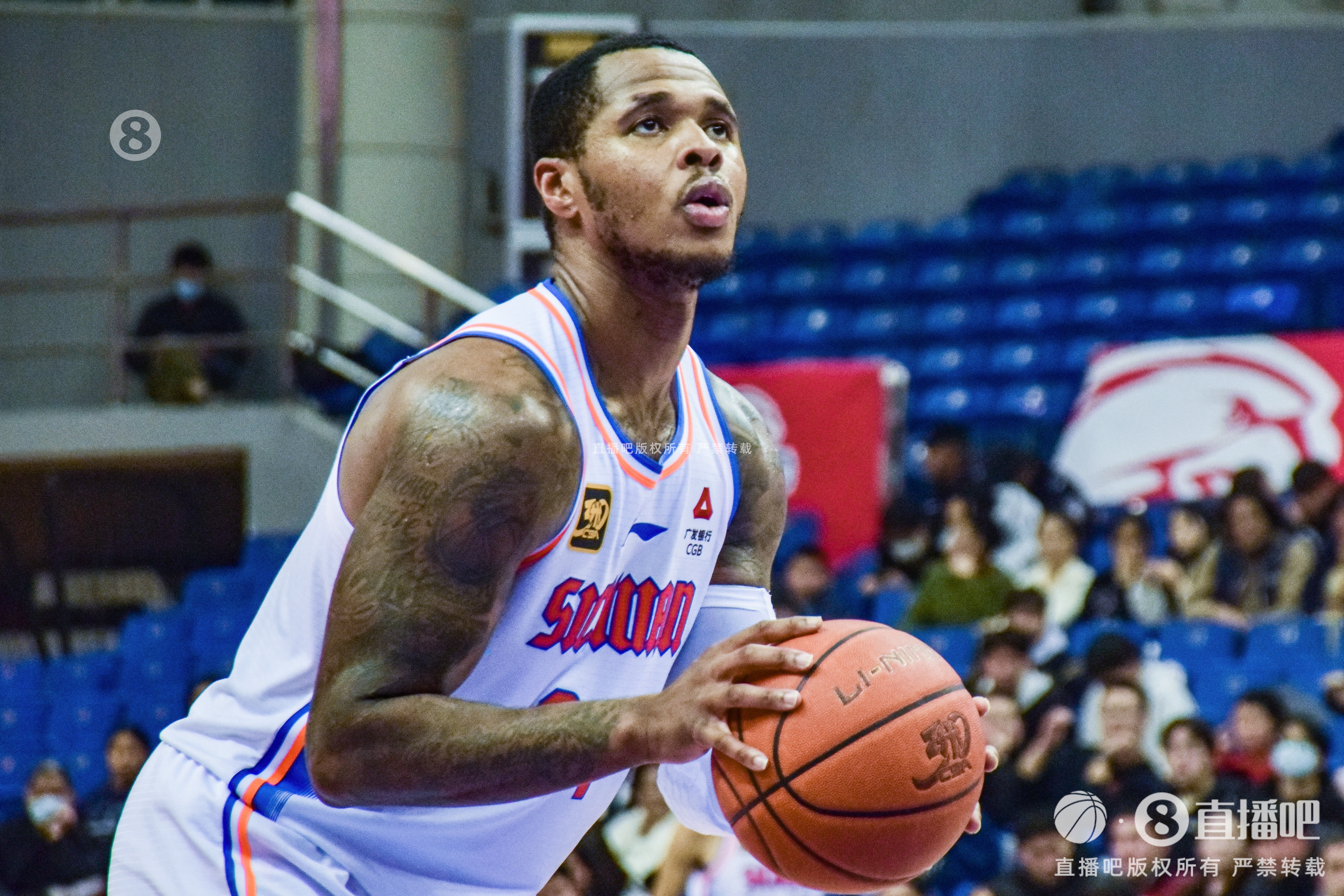 表現(xiàn)全面帶隊(duì)領(lǐng)先！亨特打滿上半場12中7拿到17分5板4助1斷