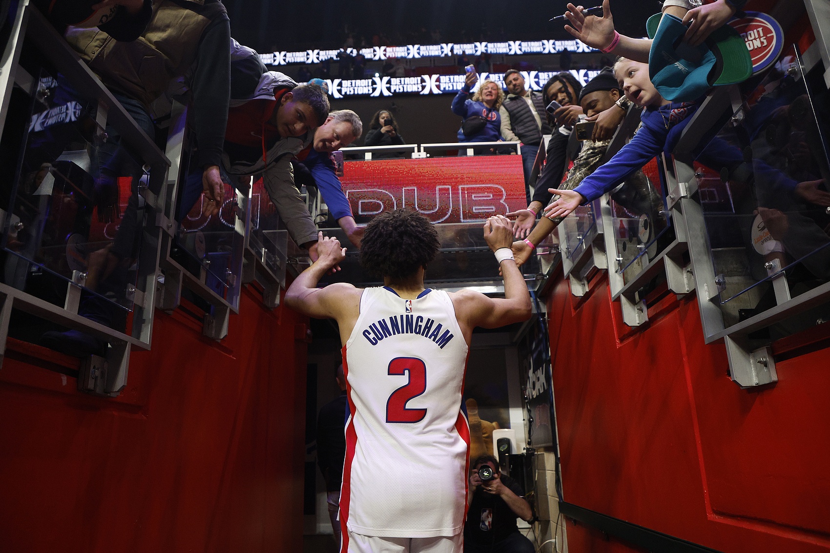 火力全開！活塞首節(jié)攻防拉滿23中14 鵜鶘27僅5中 活塞領(lǐng)先22分