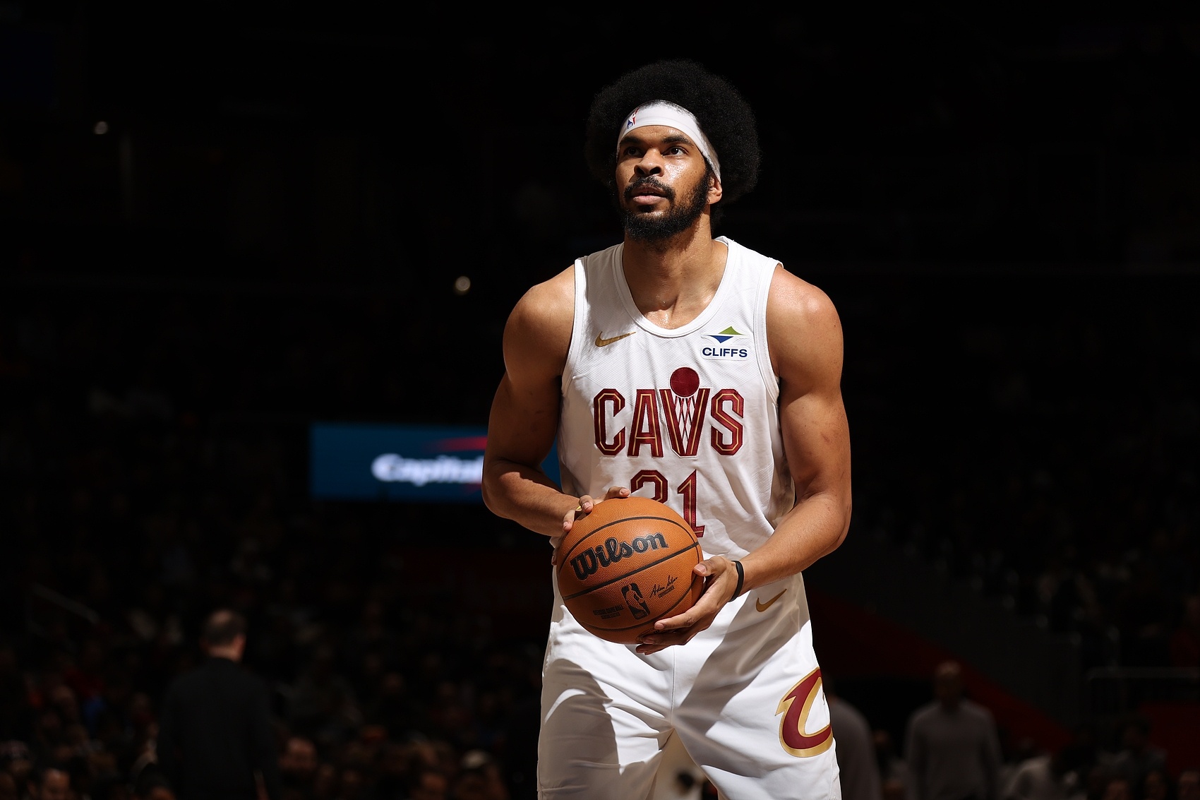 兩雙雛形！賈勒特-阿倫半場三秒?yún)^(qū)內(nèi)4中4砍下10分8籃板