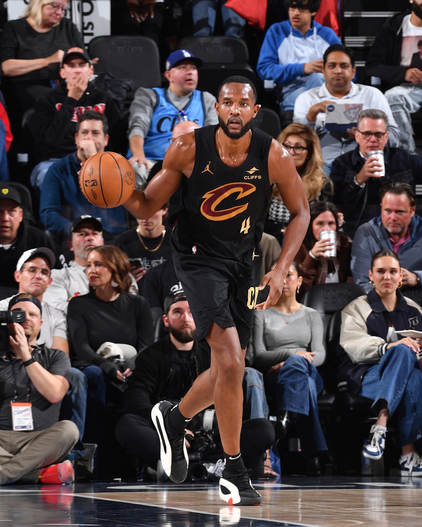 定海神針！莫布里內(nèi)外開花連得7分 單節(jié)6中5&三分1中1得到12分